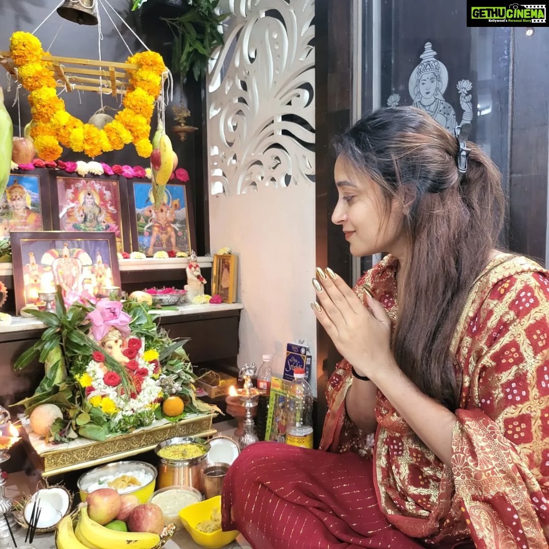 Bhanu Sri Mehra Instagram - Sree Vakratunda mahayakaya suryakoti samapraba nirvignam kuru me deva sarva kaaryeshu sarvada ✨️ Happy Ganesh Chaturti 🔱❤️ #God #devotional #feellingblessed #ganeshchaturthi #treditional #bhanusree🔥❤️
