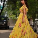 Bhanu Sri Mehra Instagram - 🌼 #bhanusree🔥❤️ #newpics #actorslife #busy #southindianfashion #tollywoodhotactress #hybripilla