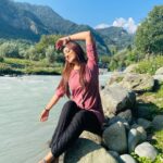 Bhanu Sri Mehra Instagram - Listen to silence it has so much to say 🌸 #instagram #pics #lake #kashmir #lakelove #sunkissed #bhanusree🔥❤️