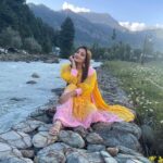 Bhanu Sri Mehra Instagram - 🌻 #beatyofkashmir #bhanusree #southindianfashion #actorslife #busy