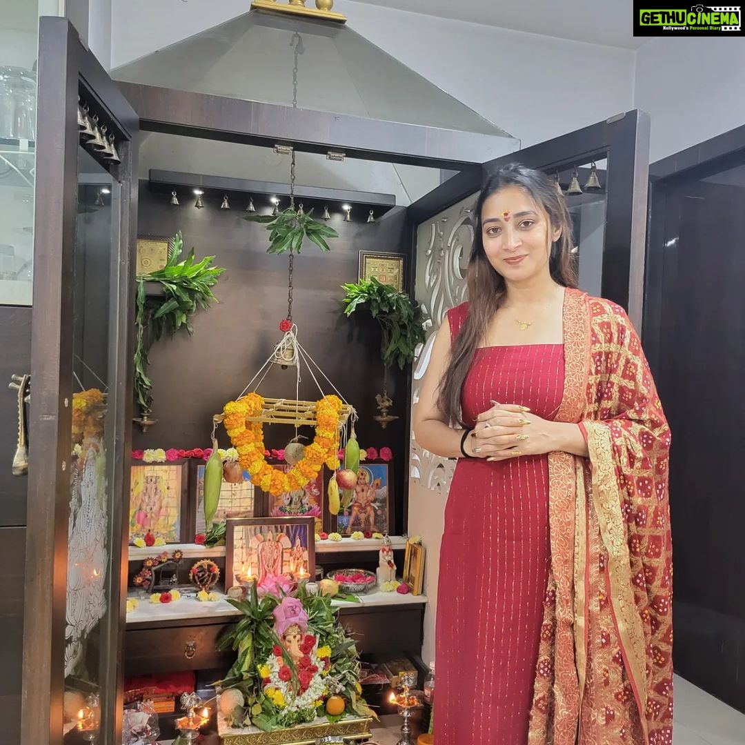 Bhanu Sri Mehra Instagram - Sree Vakratunda mahayakaya suryakoti samapraba nirvignam kuru me deva sarva kaaryeshu sarvada ✨️ Happy Ganesh Chaturti 🔱❤️ #God #devotional #feellingblessed #ganeshchaturthi #treditional #bhanusree🔥❤️