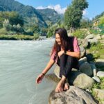 Bhanu Sri Mehra Instagram - Listen to silence it has so much to say 🌸 #instagram #pics #lake #kashmir #lakelove #sunkissed #bhanusree🔥❤️