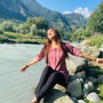Bhanu Sri Mehra Instagram - Listen to silence it has so much to say 🌸 #instagram #pics #lake #kashmir #lakelove #sunkissed #bhanusree🔥❤️