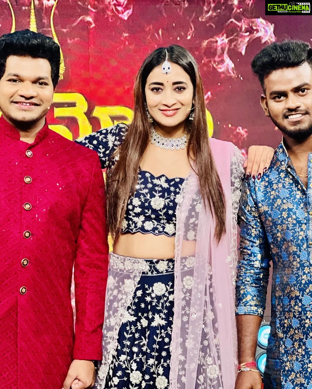 Bhanu Sri Mehra Instagram - Ammoru talli jatara on NTV hosted by me and @jabardasth_avinash Styling : @sahithivarma_official Costume :@vedas_couture Jewellery :@yuvaneerus #festival #mood #hosted #enjoyed #bhanusree🔥❤️