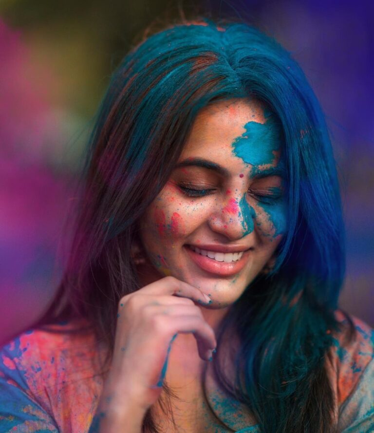 Bhavani Sre Instagram - #happyholi 🌸🎨 @anitakamaraj @rahulravindran @colorsandmirrors