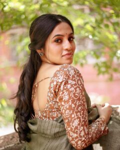 Bhavani Sre Instagram - Wearing : @izhai_thestore 
Photography : @kanmaniphotography 
Make-up : @abhiramilokesh
Hair : @imaikkaa_by_nivi