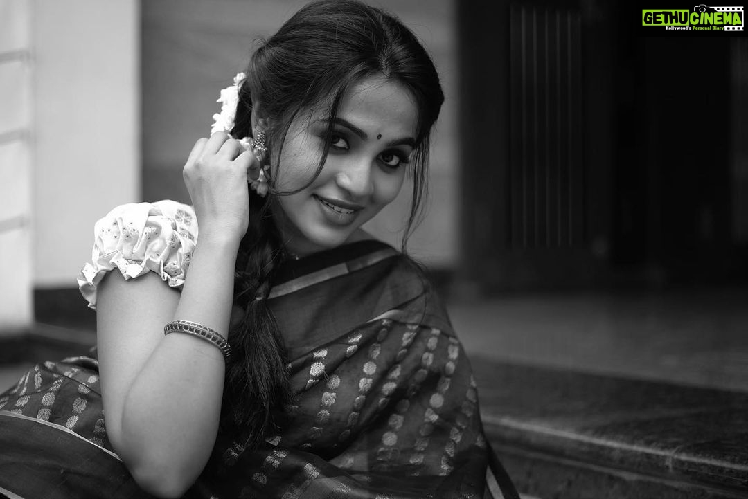Bhavani Sre Instagram - Saree: @thepallushop Photography: @kanmaniphotography Make-up: @suganthi.themua Hair: @zuci.hairnmakeup Stylist: @style.with.kr Jewellery: @rimliboutique Blouse: @talesofthayal