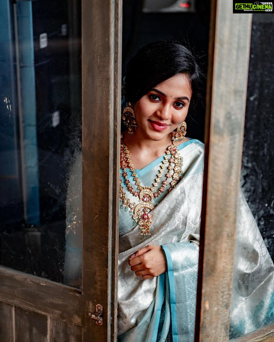 Bhavani Sre Instagram - MUAH : @artistrybyshanu Shot by : @anirudh.sriknth from @made.in.mono Blouse : @anjushankarofficial Saree: @pattushastra Accessories : @aaranyarentaljewellery Flowers: @efflorescence_bridal_flowers