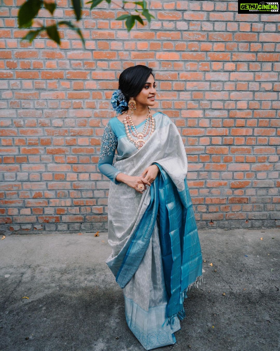 Bhavani Sre Instagram - MUAH : @artistrybyshanu Shot by : @anirudh.sriknth from @made.in.mono Blouse : @anjushankarofficial Saree: @pattushastra Accessories : @aaranyarentaljewellery Flowers: @efflorescence_bridal_flowers