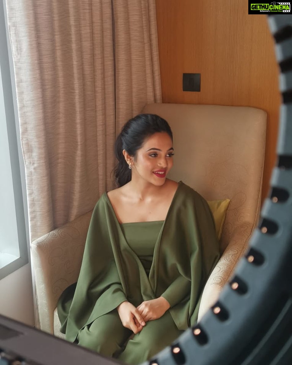 Bhavani Sre Instagram - Bts of @caratlane shoot ! @madhuskumar @manasimahesh @purpleparrot.makeup @labdhilodha_ @sakshiparkashlabel @manasimaheshphoto