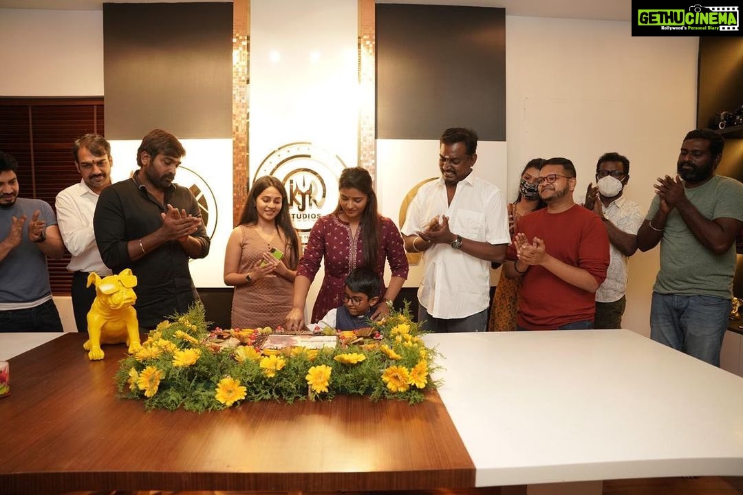 Bhavani Sre Instagram - Ka.pae ranasingam’s release celebration!❤️ We are all overwhelmed by the response and positive reviews ! Thanks to all❤️ And those who haven’t watched it go catch it on Zee5’s Zeeplex already!:)