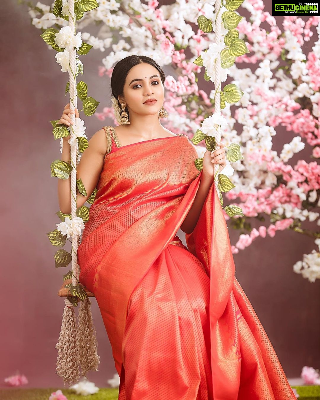 Bhavani Sre Instagram - MUAH: @makeupandhairbyrehana Coordinated by : @makeoverbyimti Wearing : @mabia_mb @priyaregan_84 Jewellery : @mspinkpantherjewel Captured by : @jeevan_wedding_arts Location : @jwa_babies