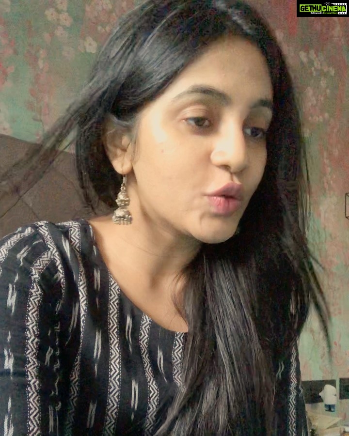 Bhavani Sre Instagram - Not a singer or anything so please do not judge.😂.All the rain and everything just gave me iktara feels so here it is !Just an attempt bear with me. Also my hindi is bad!Sorry for that 🤪 #love