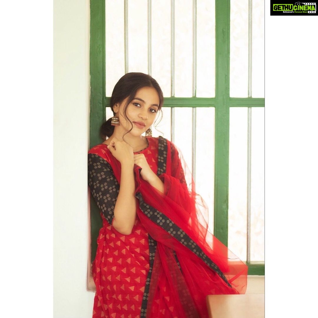 Bhavani Sre Instagram - Wearing : @manjalcouture Photography : @vidhyavijay Hair and makeup : @suganthi.themua Styling : @lavanya_gopal