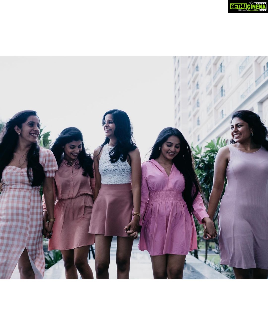 Bhavani Sre Instagram - The most beautiful discovery true friends make is that they grow separately without growing apart !✨✨ My people .❤️