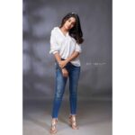 Bhavani Sre Instagram - @srivenkat x @chisellemakeupandhair x @natashaabothra x @feeltwenty #white #photography #casual #shoot