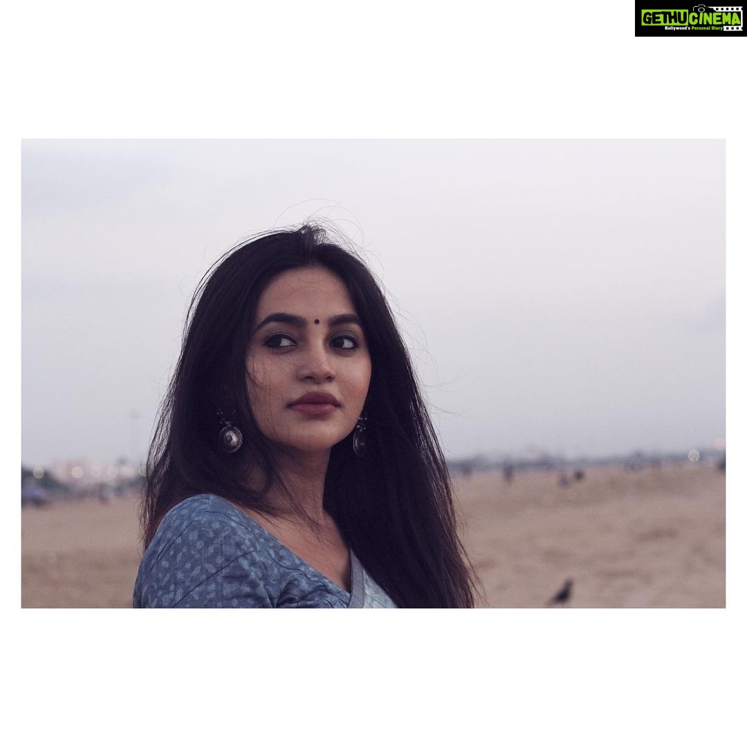 Bhavani Sre Instagram - விடிந்தாலும் விடியாத பொன்காலையைக் காணக் காத்திருப்பேன்..🦋