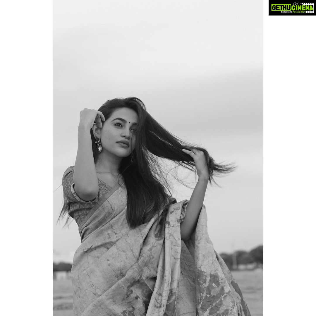 Bhavani Sre Instagram - காற்றின் பேரிசையும் மழை பாடும் பாடல்களும் ஒரு மௌனம் போல் இன்பம் தருமோ.. Photography : @kanmaniphotography 🦋