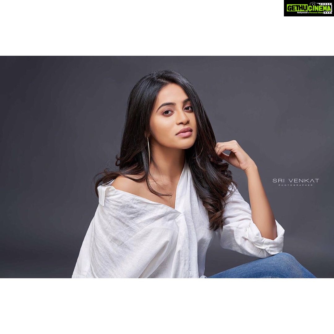 Bhavani Sre Instagram - @srivenkat x @chisellemakeupandhair x @natashaabothra x @feeltwenty #white #photography #casual #shoot