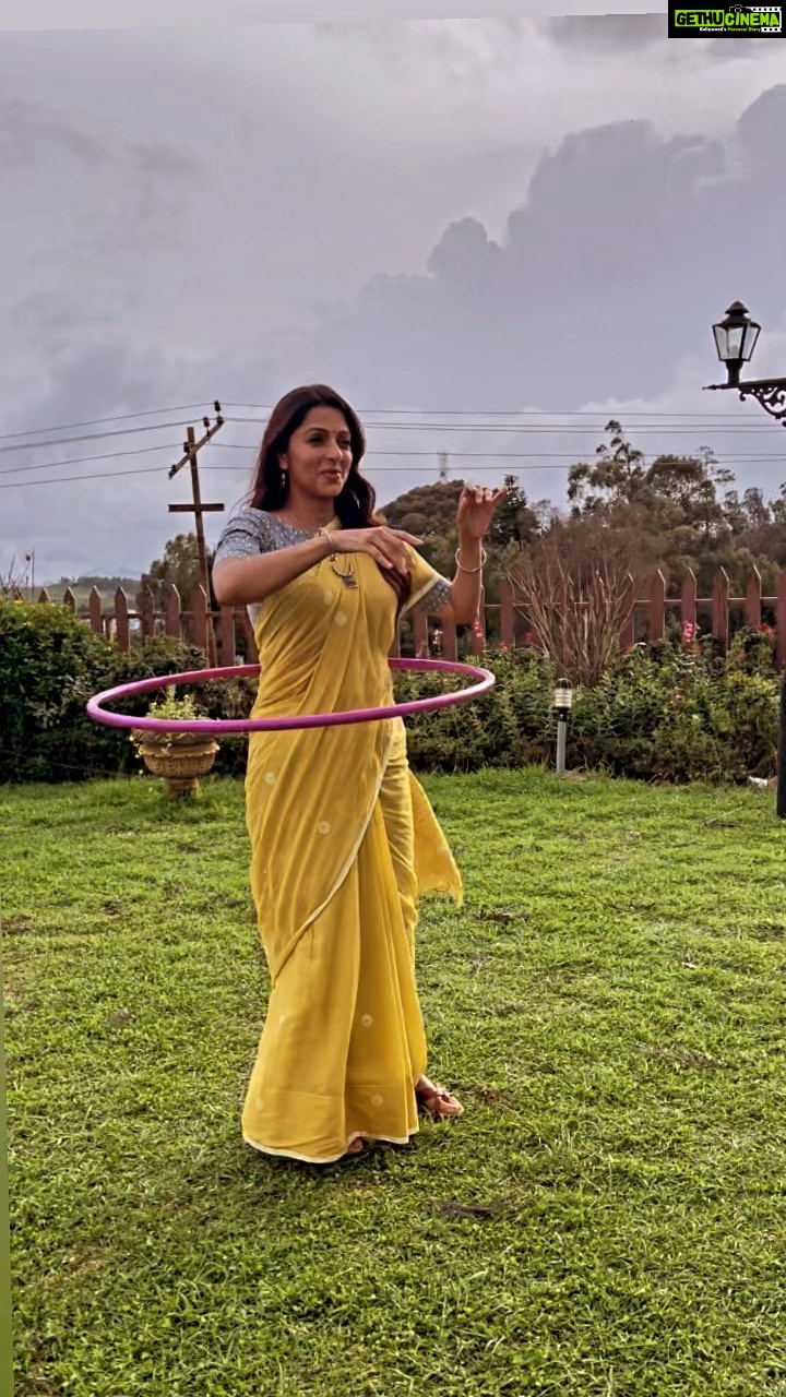 Bhumika Chawla Instagram - ❤️ tune Kaha Maine sun liya … :) ….. —-From the sets of a film … ( the details shall be shared end of the year ) when I get my hands on the hoola hoop :) I can’t resist ..