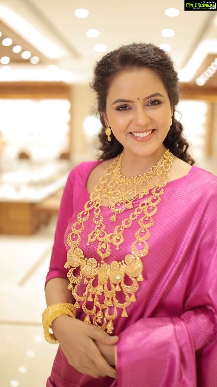 Chaitra Reddy Instagram - Visit Pothys Swarna Mahal, the biggest Jewellery Showroom in Chennai. Be it Gold,Silver, Diamond and Platinum, they have it all. Enjoy Rs.500 OFF per sovereign on all Gold jewellery throughout this year. This Diwali, Pothys Swarna Mahal is definitely my favourite place to shop and save! #PothysSwarnaMahal #goldjewellery #goldshop #bridaljewellery #diamondring #weddingjewellery #antiquejewelry #goldsavingsscheme #trendingreels #tamilreels