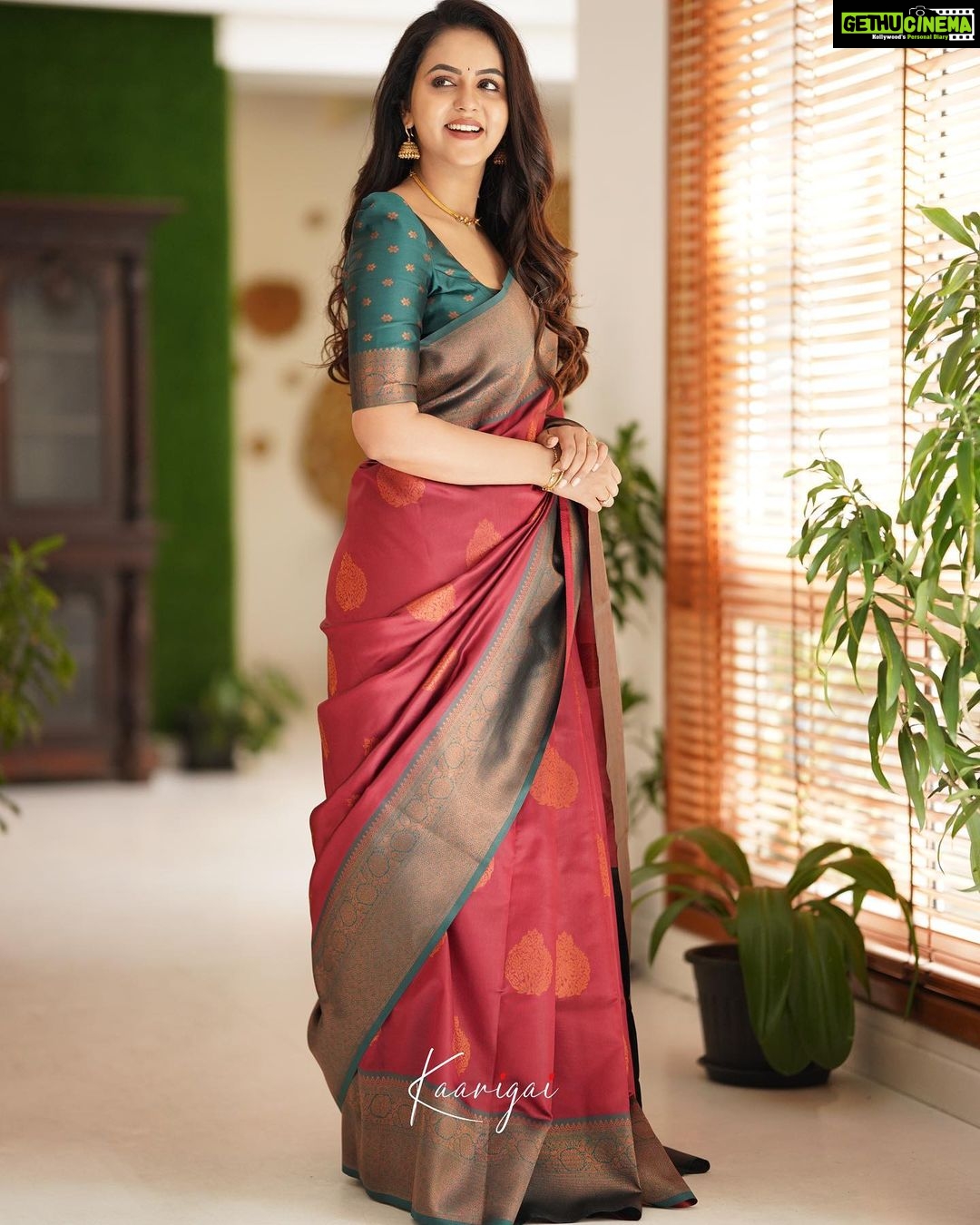 Chaitra Reddy Instagram - How many of u fell in love with this saree? 🙈❤️ Presenting the Brand New Sita Semi Silk Sarees from @kaarigai.sarees ! . . Saree & Blouse: @kaarigai.sarees Photography: @p2click.in . . . . #sarees #kaarigaisarees #handloom #silk #semisilk #swmisilksarees #zari #silk #flowy#traditional #style #elegance #sareelove #handcrafted #handloom #handloomsarees #chennai #diwalicollection #saree #sareeblouse