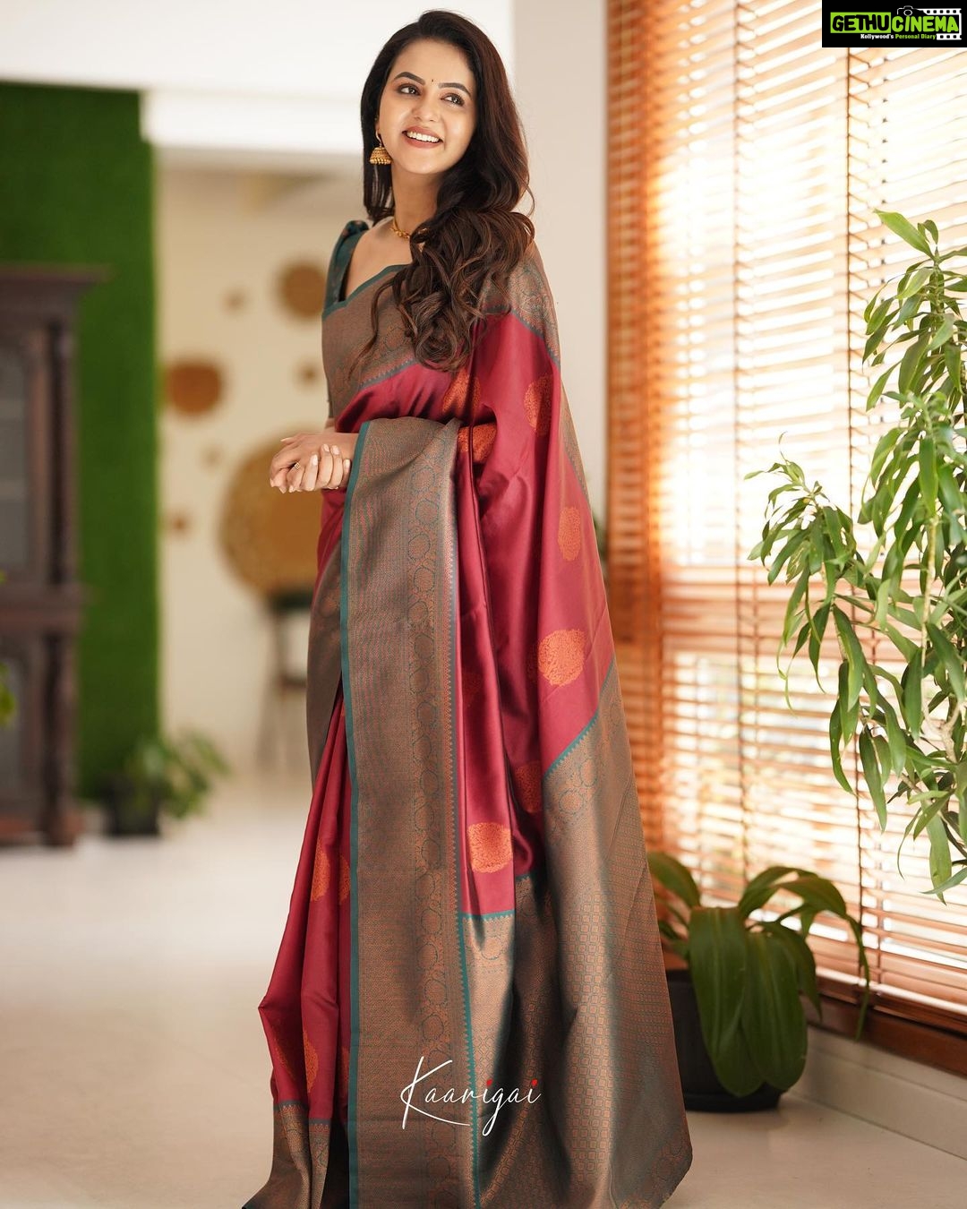 Chaitra Reddy Instagram - How many of u fell in love with this saree? 🙈❤️ Presenting the Brand New Sita Semi Silk Sarees from @kaarigai.sarees ! . . Saree & Blouse: @kaarigai.sarees Photography: @p2click.in . . . . #sarees #kaarigaisarees #handloom #silk #semisilk #swmisilksarees #zari #silk #flowy#traditional #style #elegance #sareelove #handcrafted #handloom #handloomsarees #chennai #diwalicollection #saree #sareeblouse