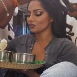 Chandrika Ravi Instagram - 5 minutes in my trailer to eat my only meal for the day without messing up my makeup while my army makes me look pretty and takes care of me 🤍 Hyderabad