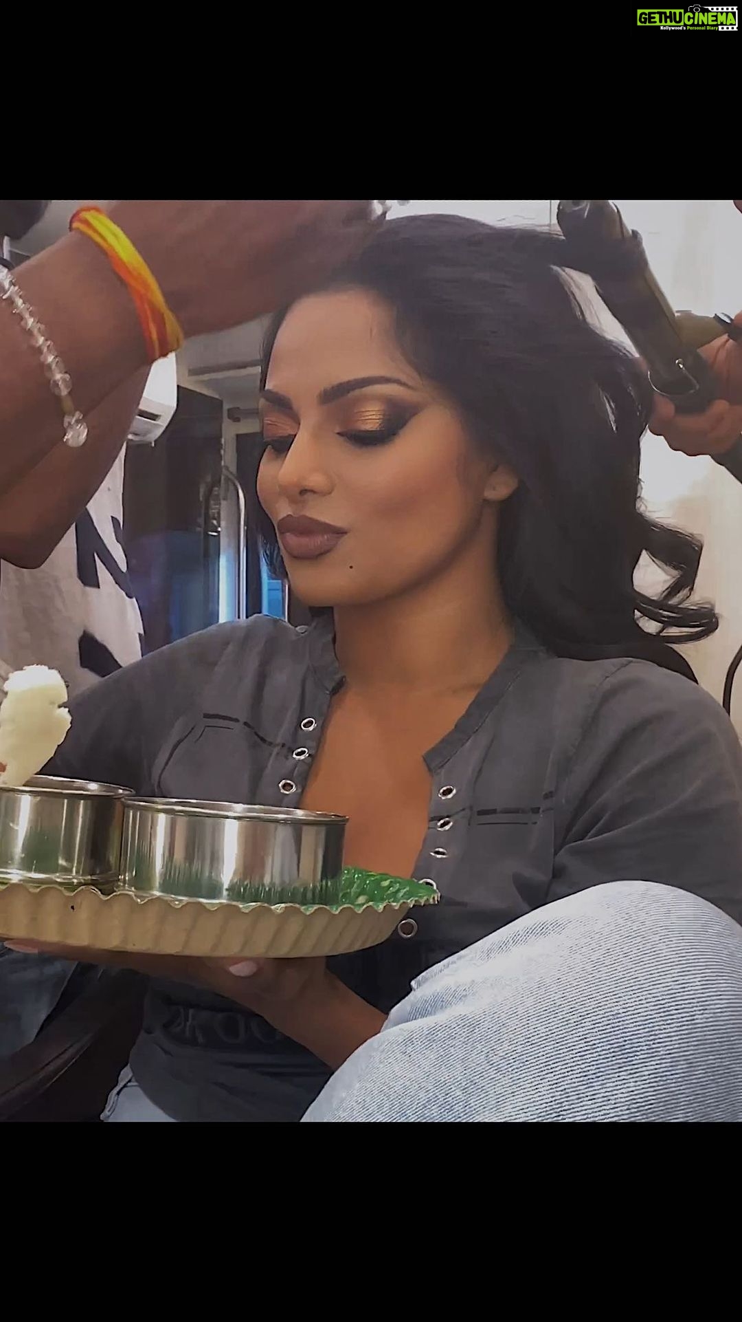 Chandrika Ravi Instagram - 5 minutes in my trailer to eat my only meal for the day without messing up my makeup while my army makes me look pretty and takes care of me 🤍 Hyderabad