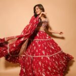 Chitrangada Singh Instagram - 🪔💫💖🌺🌸🧨🎇 . . Makeup @meghnabutanihairandmakeup Hair @seemaphadtare35 Lehenga by @sanabarrejaofficial 💖 Jewellery by @amrapalijewels @razwada.jewels Styling @eshaamiin1 📸: @subhro____das