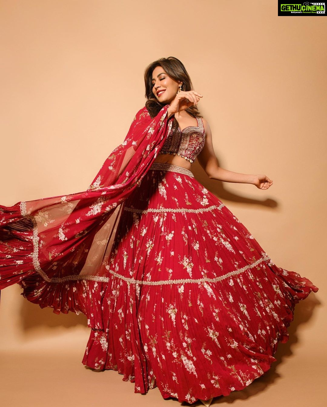 Chitrangada Singh Instagram - πͺπ«ππΊπΈπ§¨π . . Makeup @meghnabutanihairandmakeup Hair @seemaphadtare35 Lehenga by @sanabarrejaofficial π Jewellery by @amrapalijewels @razwada.jewels Styling @eshaamiin1 πΈ: @subhro____das