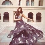 Chitrangada Singh Instagram - #fridayflashback 🕰 to #fullyfilmy moment 💃 on a hot afternoon @fairmontjaipurindia Slomo-ing to this beauuutiful #chashnisong ❤️ . As usual dop @ayushi.20 😁
