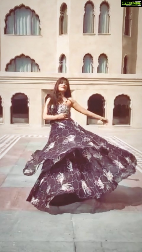 Chitrangada Singh Instagram - #fridayflashback 🕰 to #fullyfilmy moment 💃 on a hot afternoon @fairmontjaipurindia Slomo-ing to this beauuutiful #chashnisong ❤️ . As usual dop @ayushi.20 😁