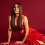 Chitrangada Singh Instagram - …feel like a warm red autumn! ❤️‼️ . . . Makeup @yashaswinigupta_makeup Hair @pushkinbhasin Styled by @namitaalexander Outfit @arokaofficial Camera 📸 @rahuljhangiani