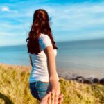 Darshana Banik Instagram - ….And she continued….💙 💙 #travel #countryside #england #europe #peace #sea #sky 📷 @sauraseni1 Eastbourne, England