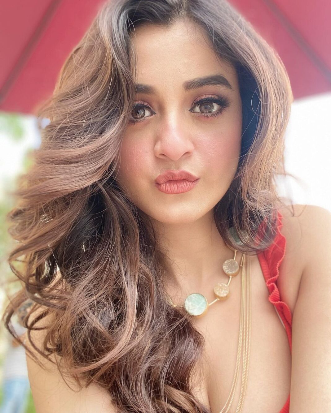 Darshana Banik Instagram - #weekendmode ❣️❣️ (When your mob front camera is your mirror too 😅😉)