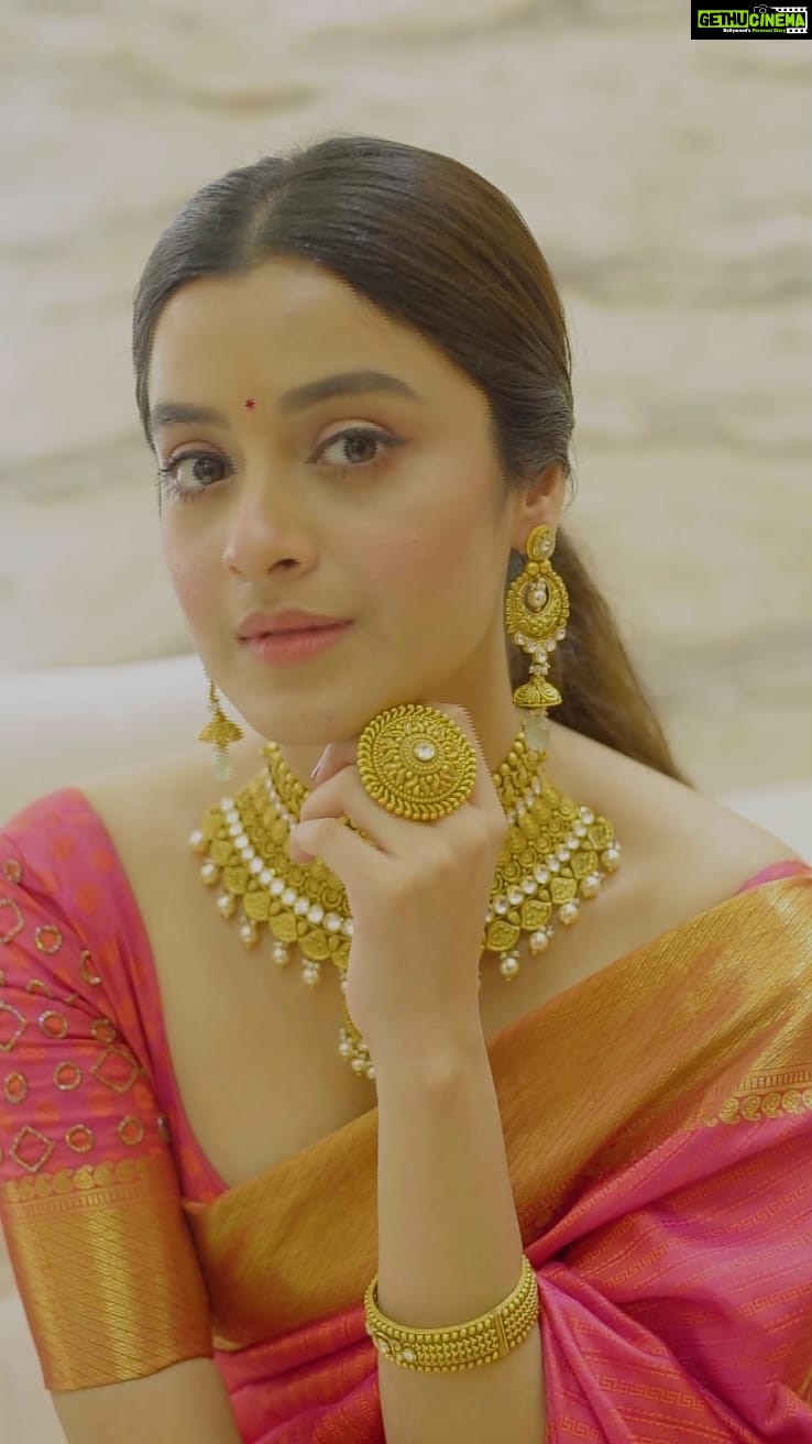Darshana Banik Instagram - My recent visit to B.C.Sen Jewellers was nothing short of royal. With a wide range of collection, they have skilfully captured the opulence of Gold through their intricate craftsmanship. These are a few of my favourite picks. Drop a ❤️ in the comment section if you liked the collection. This festive season, visit your nearest B.C.Sen Jewellers showroom and celebrate ‘Baisakhi Utsav’. Avail exclusive offers till 3rd May 2022: - Get FLAT 20% OFF on making charges of Gold - Get FLAT 8% OFF on Diamonds and precious gems - Get FREE GOLD COINS on every purchase of Rs. 10,000 - Avail NO MAKING CHARGES on Gold Coins and Bars - Exchange old Gold for new Hallmarked Gold jewellery Follow @bcsenjewellers for more stories.