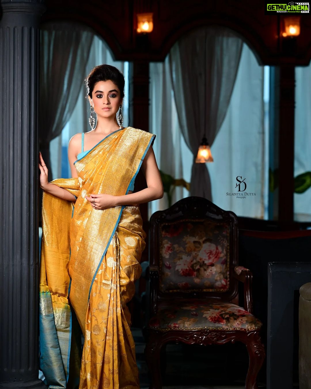 Darshana Banik Instagram - For @eisamay Face: @darshanabanik Photo : @siladitya_dutta Makeup & Hair : @abhijitpl2 Styled by : @an3style Video : @bipradip_chakraborty Coordinate by : @journoby_profession @sumanta_c . . . . . . . . . . #actress #photoshoot #fashionblog #fashionblogger #fashionmagazine #portraitsgames #portraitspg #portraitsmood #photooftheday #fashionblogger_de #portraitphotography #fashiondiaries #fashioneditorial #fashionphotography #fashionwoman #ootd #ootdfashion #portraits #portraitpage #styleinspiration #portraitmood #fashionaddict #wiwt #moodygrams #incredibleindia #sareefashion #fashionphotographer #instafashion #fashiongram @nikonindiaofficial Kolkata