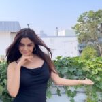 Darshana Banik Instagram - Kinna sona 🖤🖤 #reels #trending #dance #kinnasona #reelsinstagram #fun