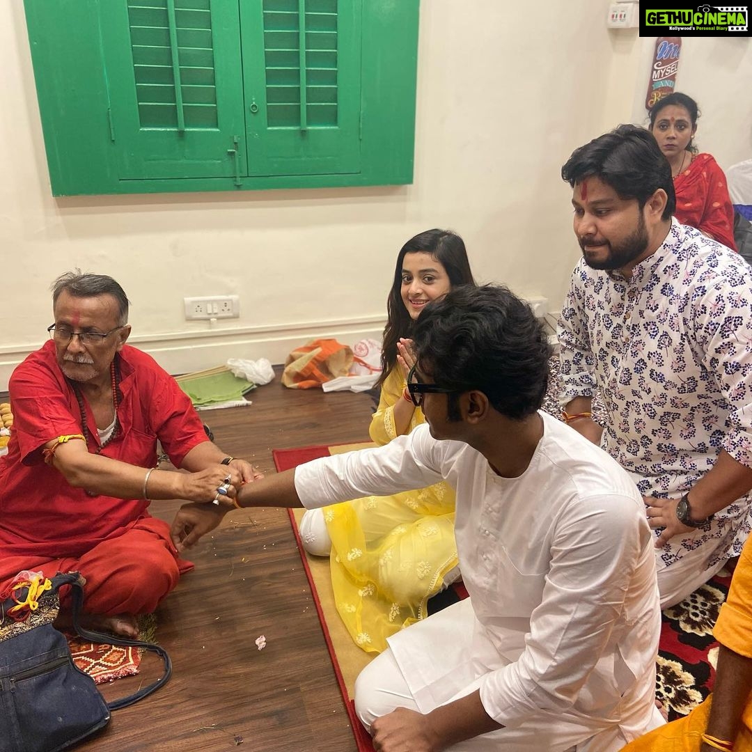 Darshana Banik Instagram - Here’s our next #Hridaypur, a story of sheer passion…. @i_sauravdas With the maker of #OlpoHoleoSotti @soumojeet_adak #featurefilm #lovestory #bengali #WhitefeatherProduction and #KolkataFilmz