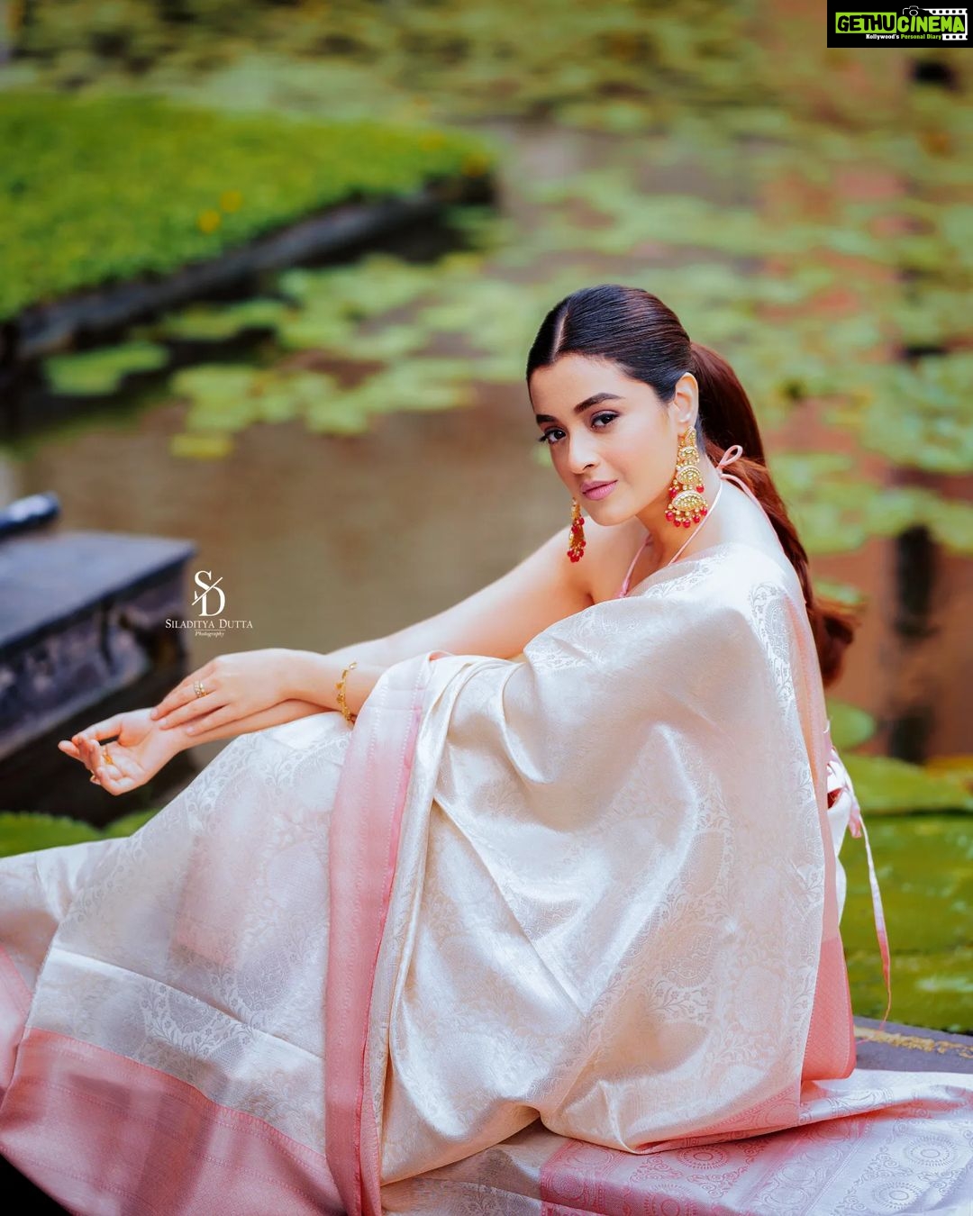 Darshana Banik Instagram - @darshanabanik for @onnosomoy2022 newspaper Shoot Photography : @siladitya_dutta Make up & Hair : @abhijitpl2 @sanandalaha @debasmita_chakraborty_ Styled by: @bombaebyaisha Video : @bipradip_chakraborty Coordinate by : @journoby_profession @beyond_workstation . . . . . . . . . . . . . . . . . . . . . . . . . . . . . . . . . . . . . . #actress #photoshoot #fashionblog #fashionblogger #fashionmagazine #portraitsgames #styleblogger #portraitspg #portraitsmood #photooftheday #fashionblogger_de #portraitphotography #fashiondiaries #fashioneditorial #fashionphotography #fashionmen #ootd #ootdfashion #portraits #portraitpage #styleinspiration #portraitmood #fashionaddict #wiwt #moodygrams #incredibleindia #z6ii #instafashion #fashiongram #editorialshoot #fashioneditorial