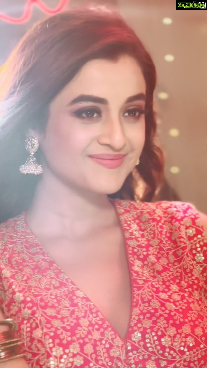 Darshana Banik Instagram - #KomolaSundoriNache Behind the scenes of the trending festive number. Make your #Reel today ❣️ Vocals by @ankita.bhattacharyya.9041 #reels #reelsinstagram #reelitfeelit #reelkarofeelkaro #reelsvideo #fun #trending #trendingreels