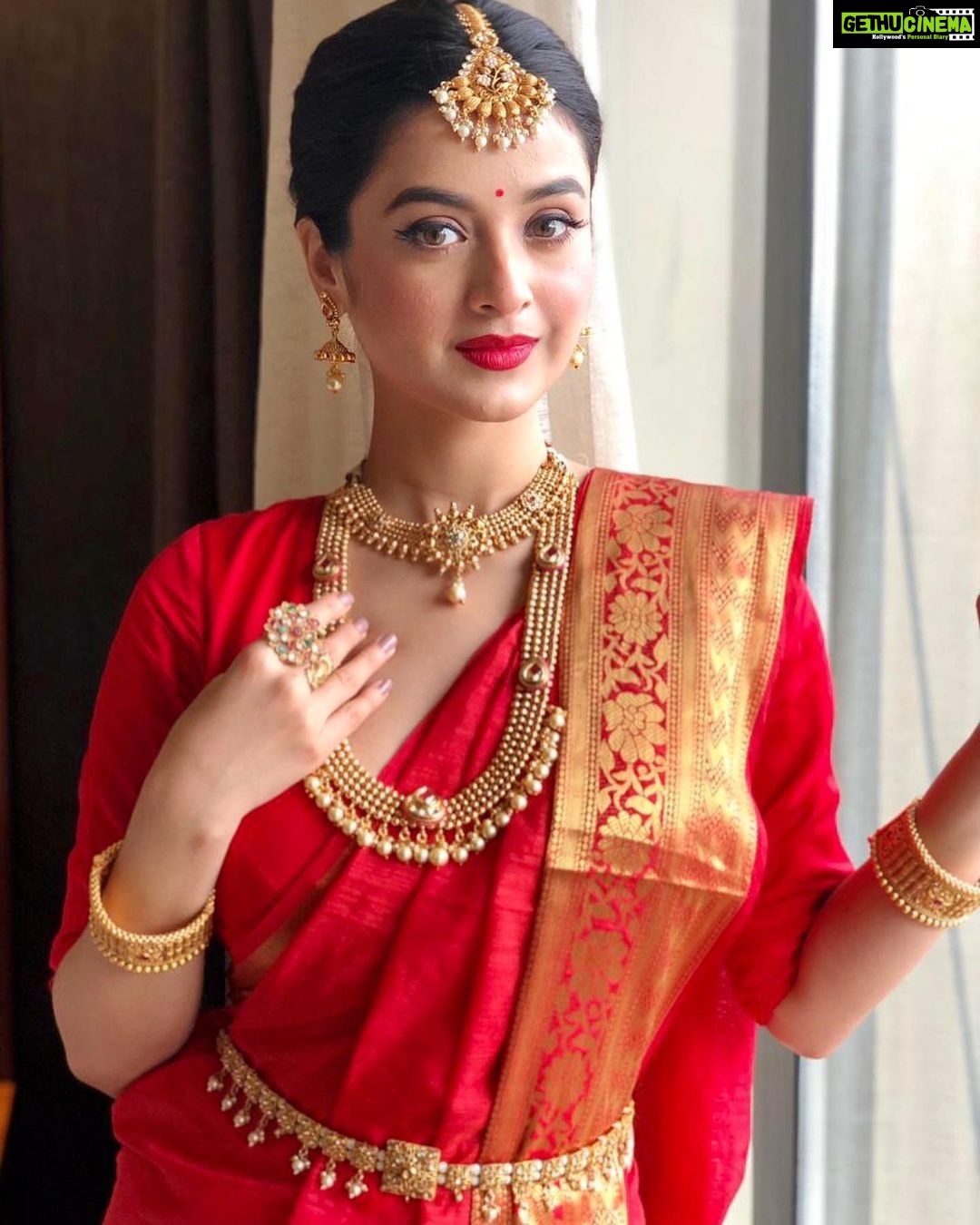Darshana Banik Instagram - Durga Puja Ashtami went well. How about you? Tell me in comments. Morning spent time with family and neighbours. Evening had a gala time with my girl gang. #DurgaPuja #durgapuja2021 #igdurgapujo #Ashtami #DurgaAshtami Team : @mainak.mk_up @kiara_sen111 @im_bhaskar_babai #bengali #saree #fashion #ethnic #bangali #bengaligirl #bengalilook #traditional #festivalfashion #festival #festivelook Kolkata - The City of Joy