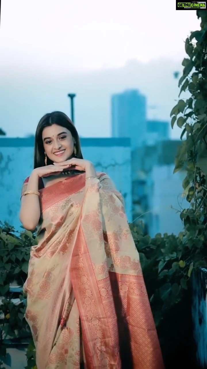 Darshana Banik Instagram - #Collab With Durga Pujo just round the corner I wanted my skin to look bright and radiant like never before. @garnierindia’s vitamin c range helps you achieve bright, supple & glowing skin in no time. Backed with serious science 🧪 & the goodness of nature🍃, this range has become my go to for instant glow. ⭐ The serum fades dark spot in just 3 days of using it, I’ve experienced it myself! ⭐ Their newest launch the Serum Gel Moisturizer and I’m so impressed with it’s texture, it’s so light weight, non-sticky and gives your skin 12 hour oil control ⭐ The BB Cream not only gives your skin 8 hour moisturization but also has SPF 24 , it brightens skin & gives it an even tone #Garnier #BrightComplete #Serum #Gel #Moisturizer #BBCream #VitaminC #Dullness #DarkSpots #pujology #reels