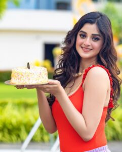 Darshana Banik Instagram - A year younger 😚😂😉❤️
#happybirthdaytome #hbd 

@sayantan_dutta_photography 
@sahababusona @ginni_love21 
@kiara_sen111