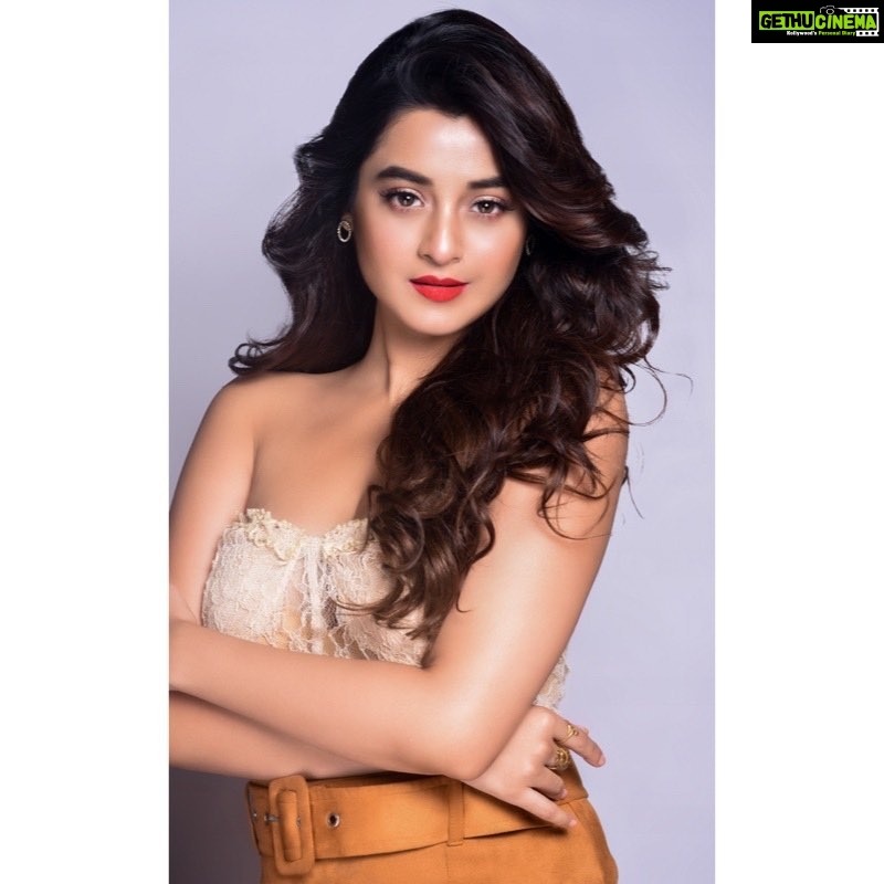 Darshana Banik Instagram - Cause it’s weekend .... #weekendvibes @sourav.dutta.kolkata @kiara__sennnn @sumanmakeupartist @ginni_love21 @optimisticaamrapali96