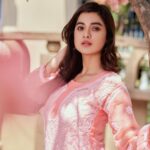 Darshana Banik Instagram - Stay strong . Stay positive . Do not give up . Better times are coming 💞 Wearing: @chikankari.pcreations @debasishbiswas_photography @sonam_makeupartist