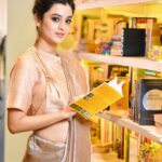 Darshana Banik Instagram - ‘A book is a dream that you hold in your hands’ #worldbookday 📚📖#read #throwback @somnath_roy_photography @sahababusona @ginni_love21 @kiara__sennnn