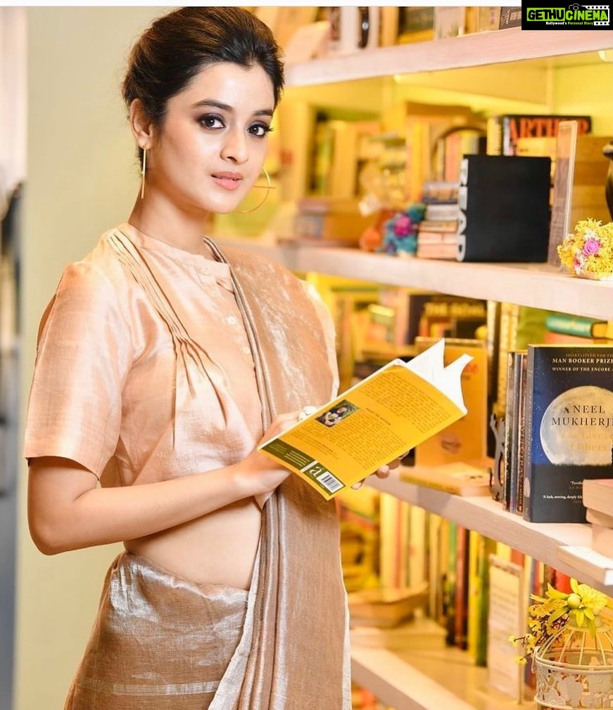 Darshana Banik Instagram - โA book is a dream that you hold in your handsโ #worldbookday ๐๐#read #throwback @somnath_roy_photography @sahababusona @ginni_love21 @kiara__sennnn