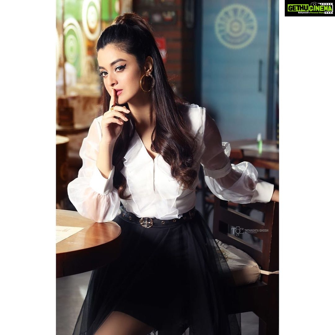 Darshana Banik Instagram - Everything in your head doesn’t need to be said 🖤❣️ @tathagataghosh @mainak.mk_up @sonam_makeupartist @nehagandhibinjrajka